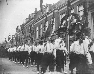853325 Afbeelding van een optocht in de Oude Kerkstraat te Utrecht; rechts het Café G.W. de Vos (Oude Kerkstraat 27).